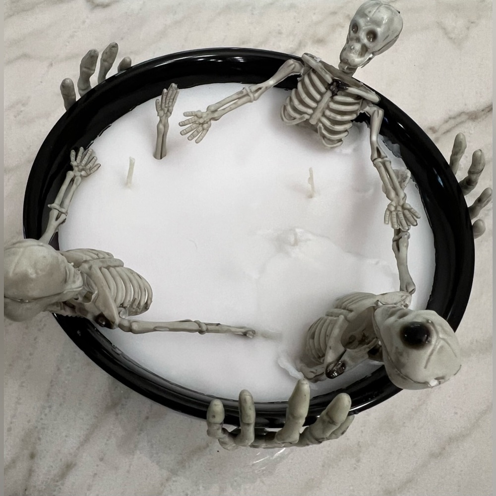 🎃🎃BUY NOW! Halloween Skeleton 3 wick “Hot Tub” Candle 👻☠️🎃
